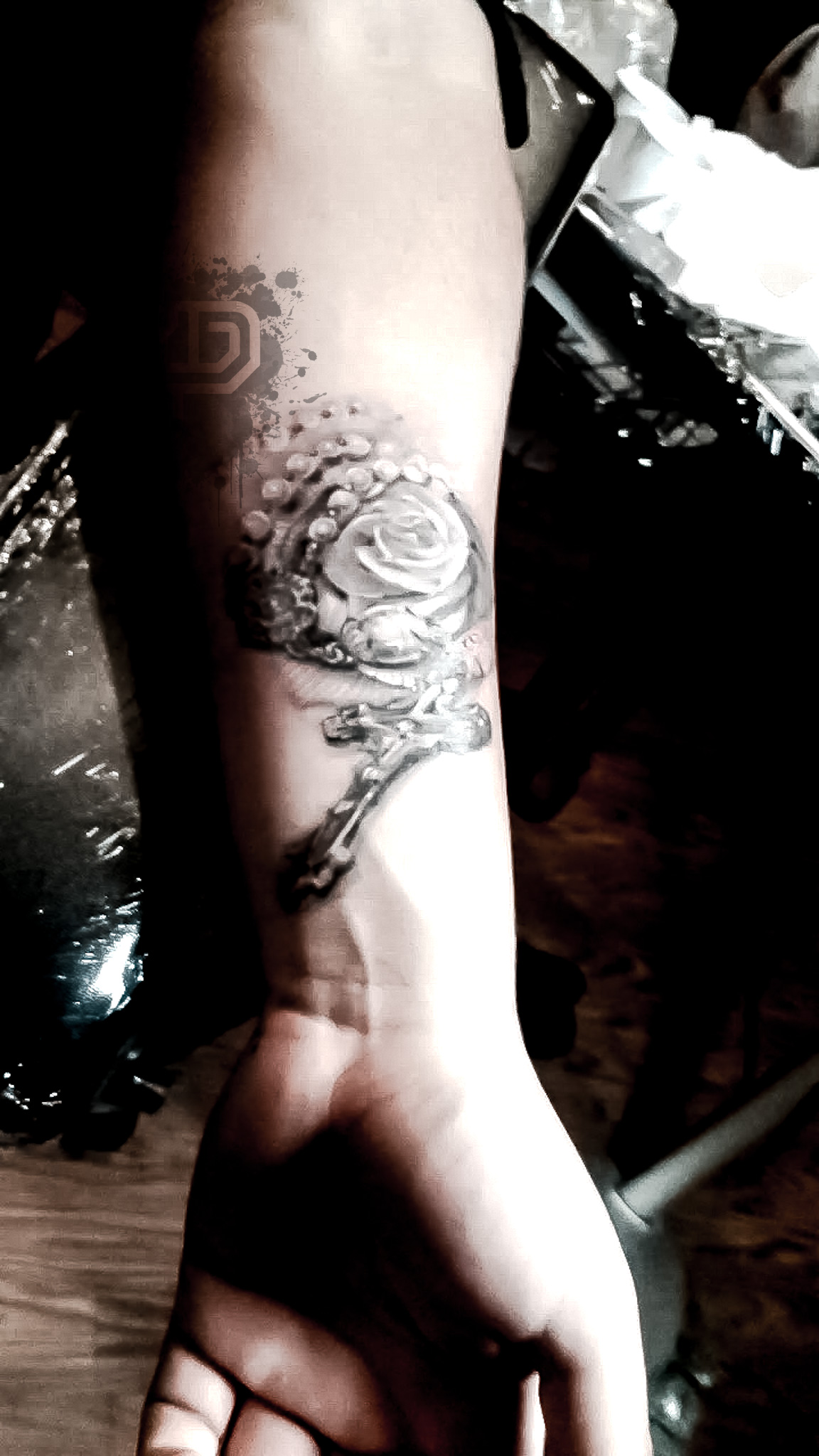 058_white_rose_rosary_crucifix_black_gray_daniel_aaron_collins_premium_tattoo_artistry